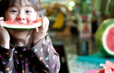 Niña comiendo saludable