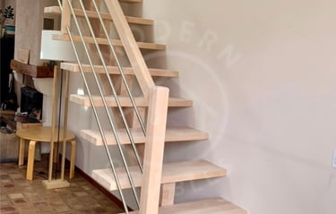 Escalier droit sur limon central en bois 