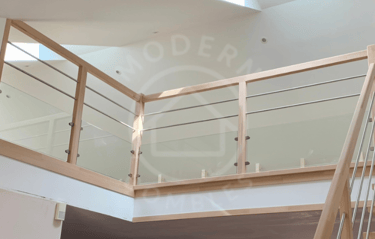Vide mezzanine sur salle à manger avec rambarde bois,métal et vitrage bas