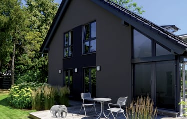 Une maison à la façde gris anthracite rénovée