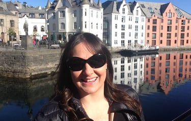 Autora em frente ao canal central de Ålesund, Noruega.