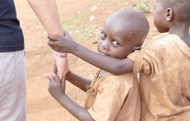 Foto von 2 Kindern, die sich an der Hand eines PH-Mitglieds festhalten