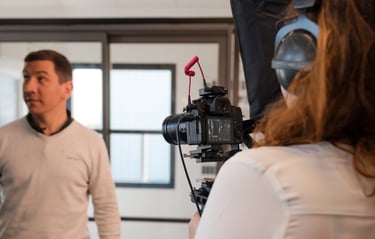 Vidéaste corporate, Léa olivier, en tournage entreprise