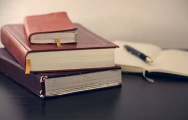des livres et un carnet de notes sur un bureau