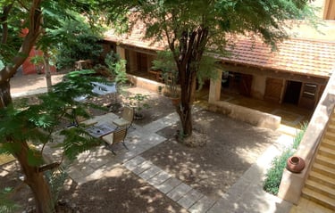 Lacourdufleuve aan de rivier in Senegal, omgeven door groen