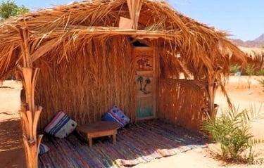 Traditionelle Bambus-Husha im Bedouin Star, nur wenige Schritte vom Roten Meer entfernt, Ras Shitan, Ägypten.
