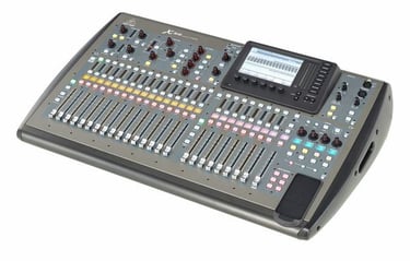 Mesa de mezclas digital Behringer X32 de 32 canales en vista perspectiva