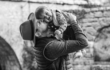 un père qui fait un bisou à sa petite fille