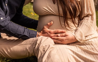 photo de main sur ventre de grossesse