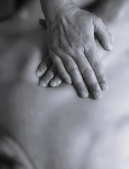 une personne recevant un massage - relaxant - musculaire