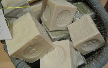 Photo de blocs de savons de Marseille pour illustre le soap opera français qui se passe à Marseille