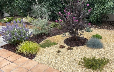 Aménagement d'un petit coin de jardin avec plantes basses majoritairement