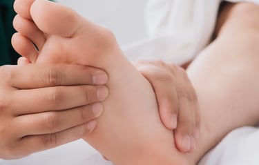 fisioterapeuta atendendo um pacie com dor   j   os pés 