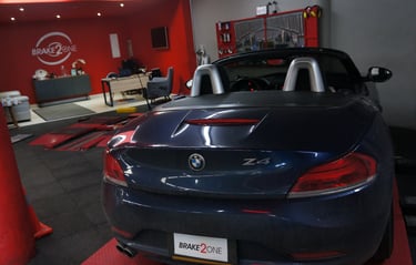 Cambio de aceite y frenos a un BMW Z4 en el taller Brake2one