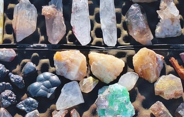 piedras minerales naturales de diferentes colores y tamaños