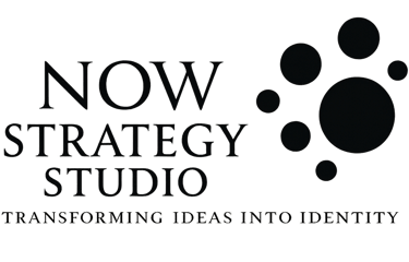 Logotipo de Now Strategy Studio en la sección de contacto, agencia de estrategia, branding y diseño 