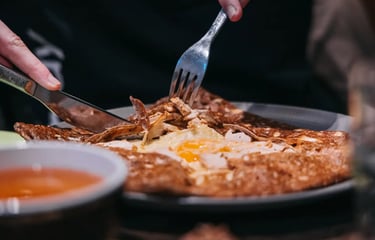 Manger une crêpe blé noir complète à Concarneau