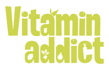 Vitaminfüggő logó lime zöld színben, gyümölcs- és zöldségikonokkal, vastag betűtípussal.