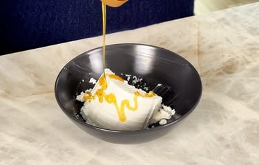 Prepara la crema di ricotta per la bruschetta dolce
