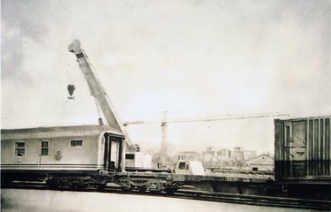 Estación de tren con dos grúas. Dibujo realizado por Miguel Vivo con lápiz y tinta.