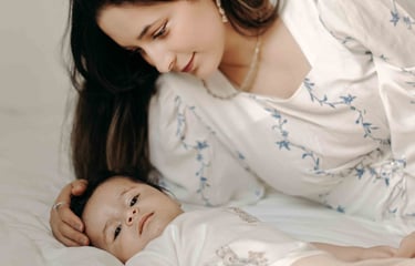 Mother cuddling baby on bed – Fred Art Studio family session