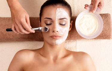 mulher de olhos fechados fazendo tratamento de pele.