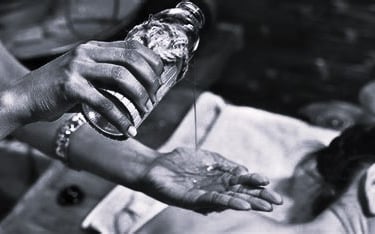 une personne recevant un massage bien être - Ayurvédique - Huile sésame