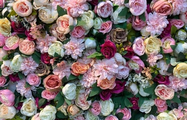 une composition florales avec des roses de toutes les couleurs