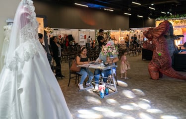 "Visitantes interactuando y explorando proveedores en Expo Celebraciones Morelia