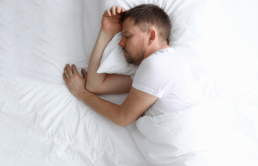 Homem dormindo bem após tratamento odontológico do sono com dentista na Lapa PR.