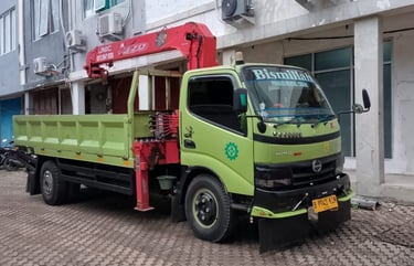 Truck Crane 50 ton warna hijau