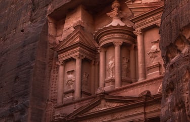 Facciata del Tesoro nel sito archeologico di Petra in Giordania