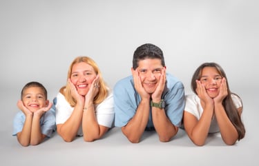 "Un retrato de familia de una pareja con su hija mayor y su niño pequeño"