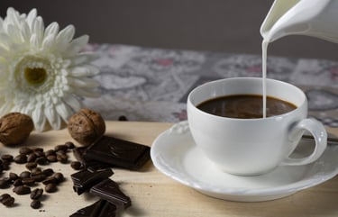 Professionelle Café Fotografie mit Kaffee, Milch und Schokolade in natürlichem Licht