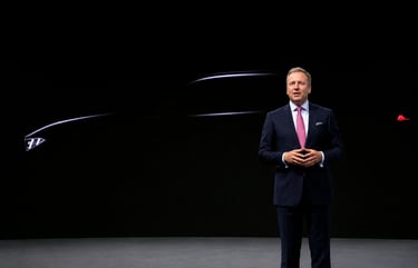 CEO da BMW apresenta teaser do novo Série 3 Touring em palco escuro durante evento oficial da marca