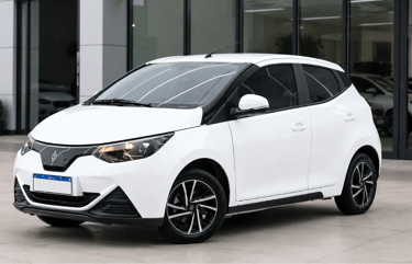 JMEV Emova Easy branco em showroom externo moderno