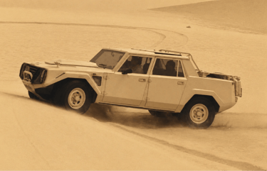 Lamborghini LM002 atravessando dunas no deserto durante teste off-road histórico
