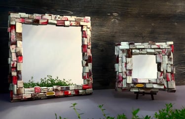 Elegante GREEN RUBIN Spiegel-Unikate mit Rahmen aus Holzscheiten in den Farben Rosé, Weiß und Braun.