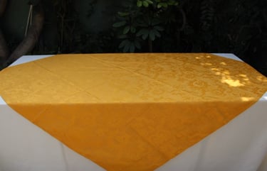 Alquiler de mesas con mantel y sillas