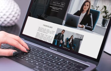 Strona wizytówka dla małej firmy wyświetlona na laptopie i smartfonie