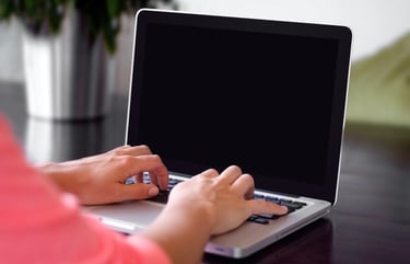 photo de mains sur un clavier