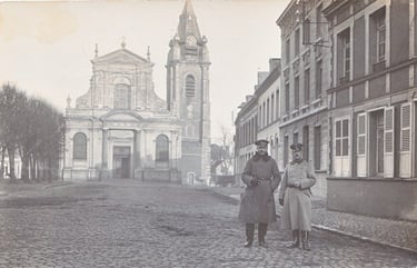 Hauptmann Schultz und Oberleutnant Stockelmann vor der Kirche Saint-Wasnon in CONDE-SUR-LESCAUT.