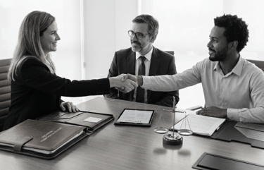Advogados em reunião sobre questões de direito trabalhista
