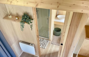 Une belle est grande salle de bain dans la Tiny House