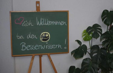 ein Tafelbrett mit einem Smiley-Gesicht gezeichnet on it