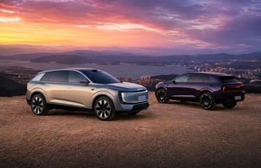 AUDI E7X 2027 SUV elétrico de luxo em duas versões com 671 cv em cenário panorâmico ao pôr do sol