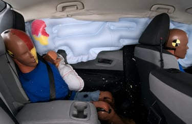 Teste de impacto mostra airbags laterais e ocupantes traseiros em colisão do Corolla