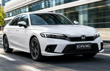 Honda Civic Advanced Hybrid 2026 branco em movimento com vista frontal em ambiente urbano