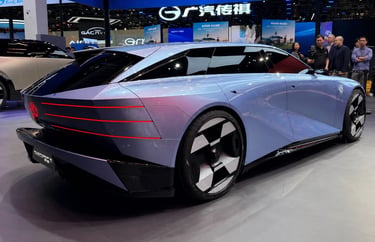Peugeot Concept 6 traseira com luzes LED e design futurista em exposição automotiva
