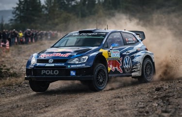 carros de rally Volkswagen Polo R WRC em ação no WRC em estrada de terra